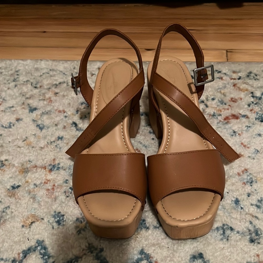 Universal thread block heel sandal